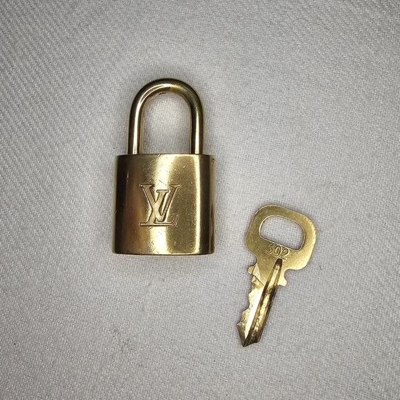 Louis Vuitton Lock & Key #302 AND Dustbag (3pcs) - Picture 2 of 5